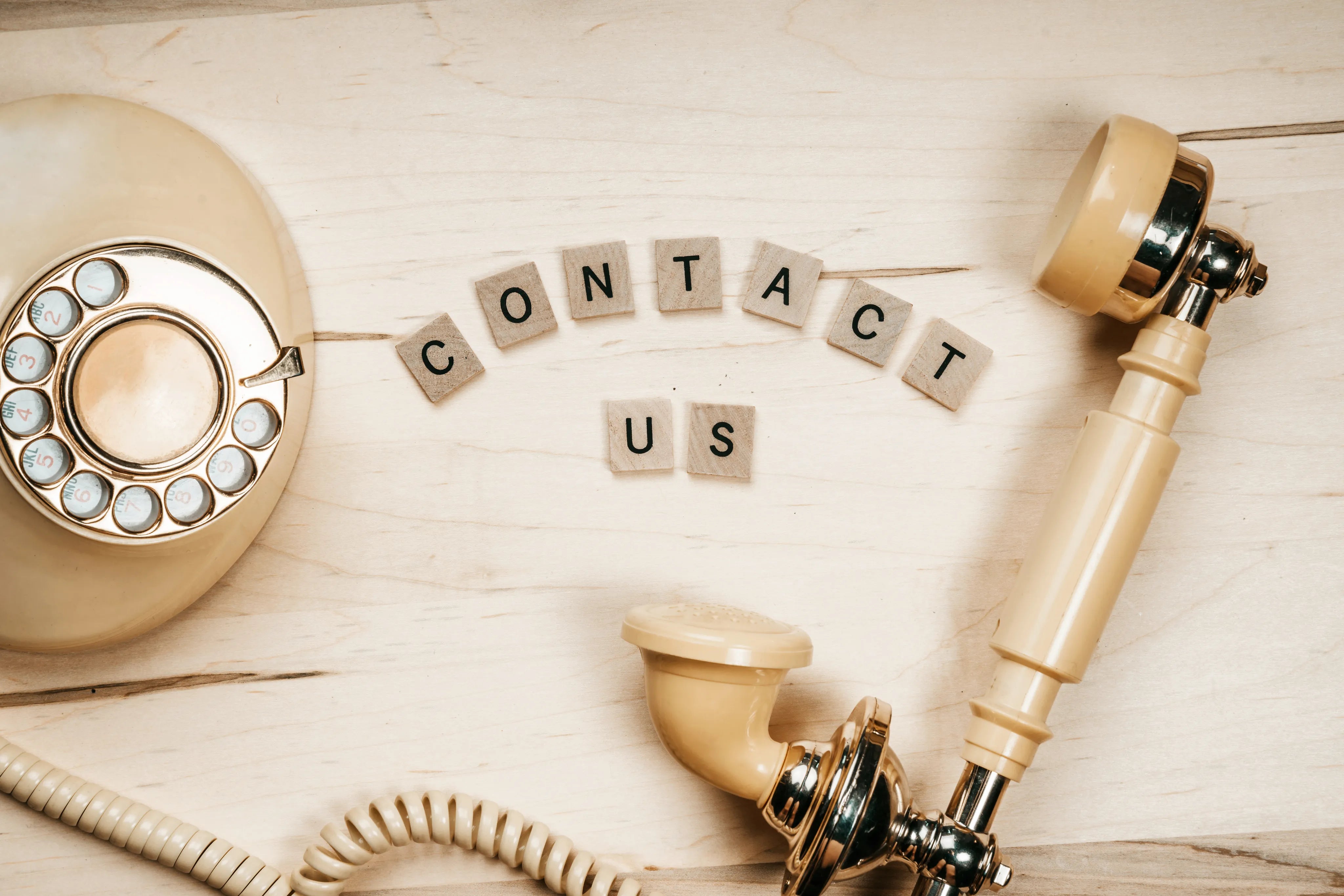 Contact Us Schild mit altem Telefon